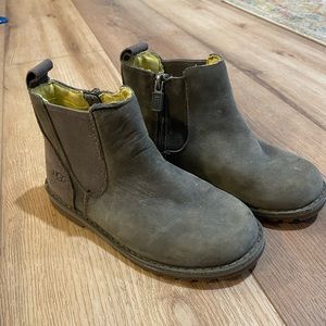 Kids Ugg Chelsea boots, color grey, size 11